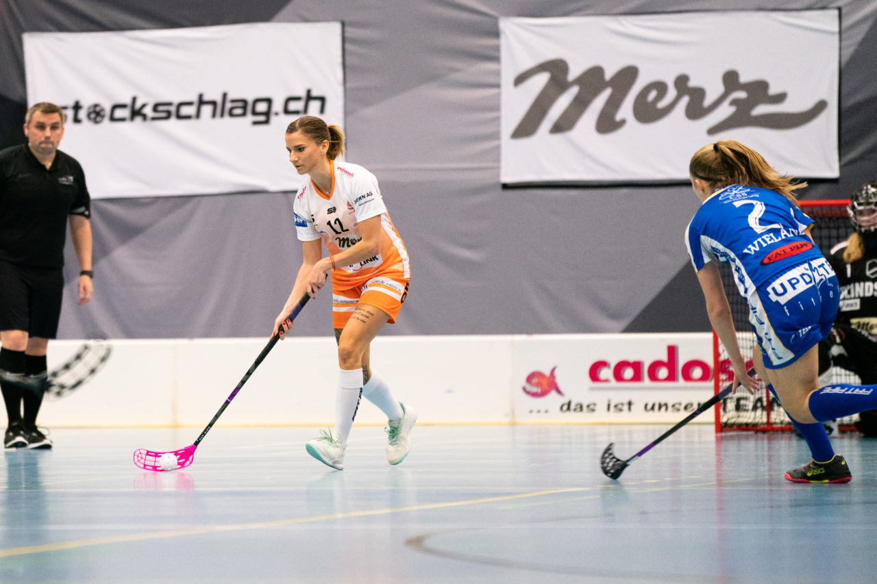Gewerbliche Berufsschule Chur (Chur), 03.11.2019, Unihockey Damen NLA 7. Runde, piranha chur - Kloten-Dietlikon Jets, Katarína Klapitová (Nr. 12, piranha chur) am Ball

(Claudio Schwarz, unihockey-fotos.ch)