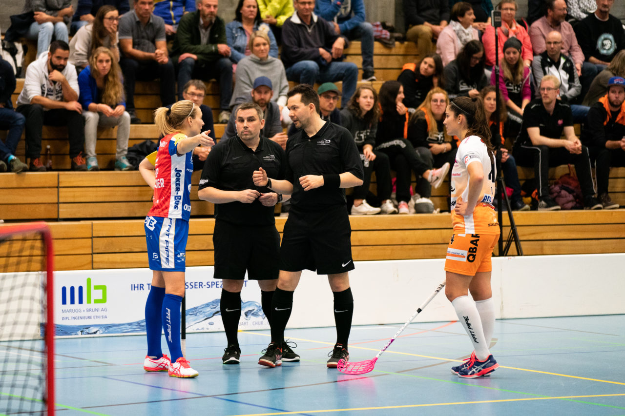 Gewerbliche Berufsschule Chur (Chur), 03.11.2019, Unihockey Damen NLA 7. Runde, piranha chur - Kloten-Dietlikon Jets, Disussionen mit den Schiedsrichtern um ein Tor

(Claudio Schwarz, unihockey-fotos.ch)