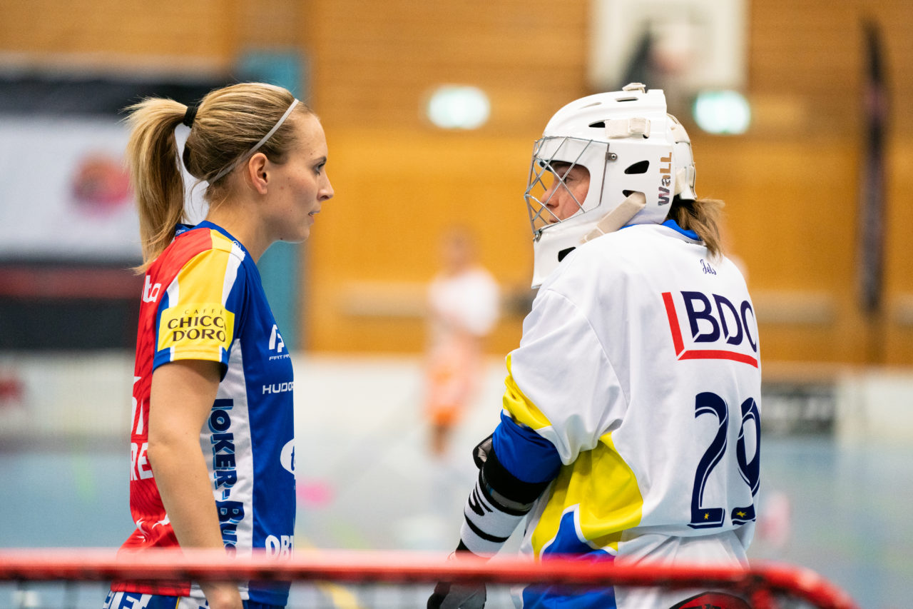 Gewerbliche Berufsschule Chur (Chur), 03.11.2019, Unihockey Damen NLA 7. Runde, piranha chur - Kloten-Dietlikon Jets, Michelle Wiki (Nr. 6, Kloten-Dietlikon Jets) und Monika Schmid (Nr. 29, Kloten-Dietlikon Jets)

(Claudio Schwarz, unihockey-fotos.ch)