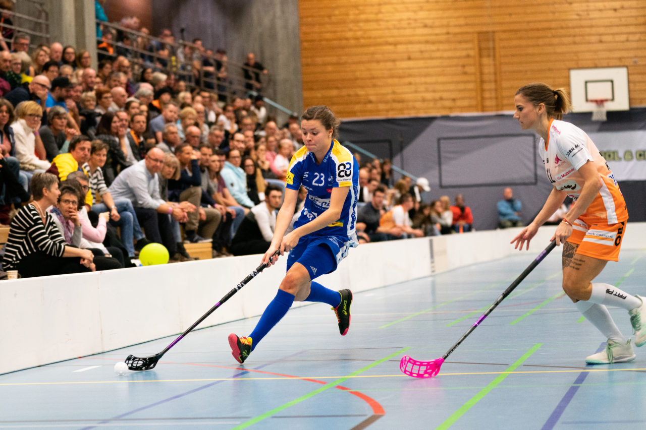 Gewerbliche Berufsschule Chur (Chur), 03.11.2019, Unihockey Damen NLA 7. Runde, piranha chur - Kloten-Dietlikon Jets, Isabelle Gerig (Nr. 23, Kloten-Dietlikon Jets) am Ball

(Claudio Schwarz, unihockey-fotos.ch)