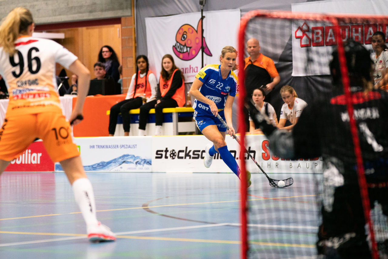 Gewerbliche Berufsschule Chur (Chur), 03.11.2019, Unihockey Damen NLA 7. Runde, piranha chur - Kloten-Dietlikon Jets, Iza Rydfjäll (Nr. 22, Kloten-Dietlikon Jets) am Ball

(Claudio Schwarz, unihockey-fotos.ch)