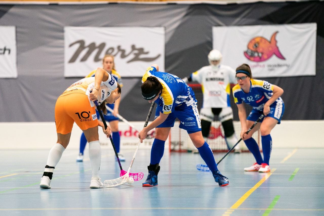 Gewerbliche Berufsschule Chur (Chur), 03.11.2019, Unihockey Damen NLA 7. Runde, piranha chur - Kloten-Dietlikon Jets, Flurina Marti (Nr. 24, piranha chur) beim Bully gegen Natalie Martinakova (Nr. 15, Kloten-Dietlikon Jets)

(Claudio Schwarz, unihockey-fotos.ch)