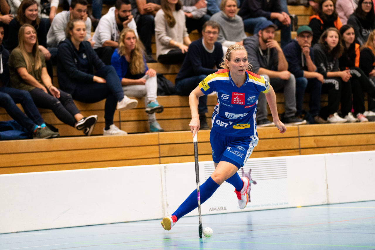 Gewerbliche Berufsschule Chur (Chur), 03.11.2019, Unihockey Damen NLA 7. Runde, piranha chur - Kloten-Dietlikon Jets, Michelle Wiki (Nr. 6, Kloten-Dietlikon Jets) am Ball

(Claudio Schwarz, unihockey-fotos.ch)