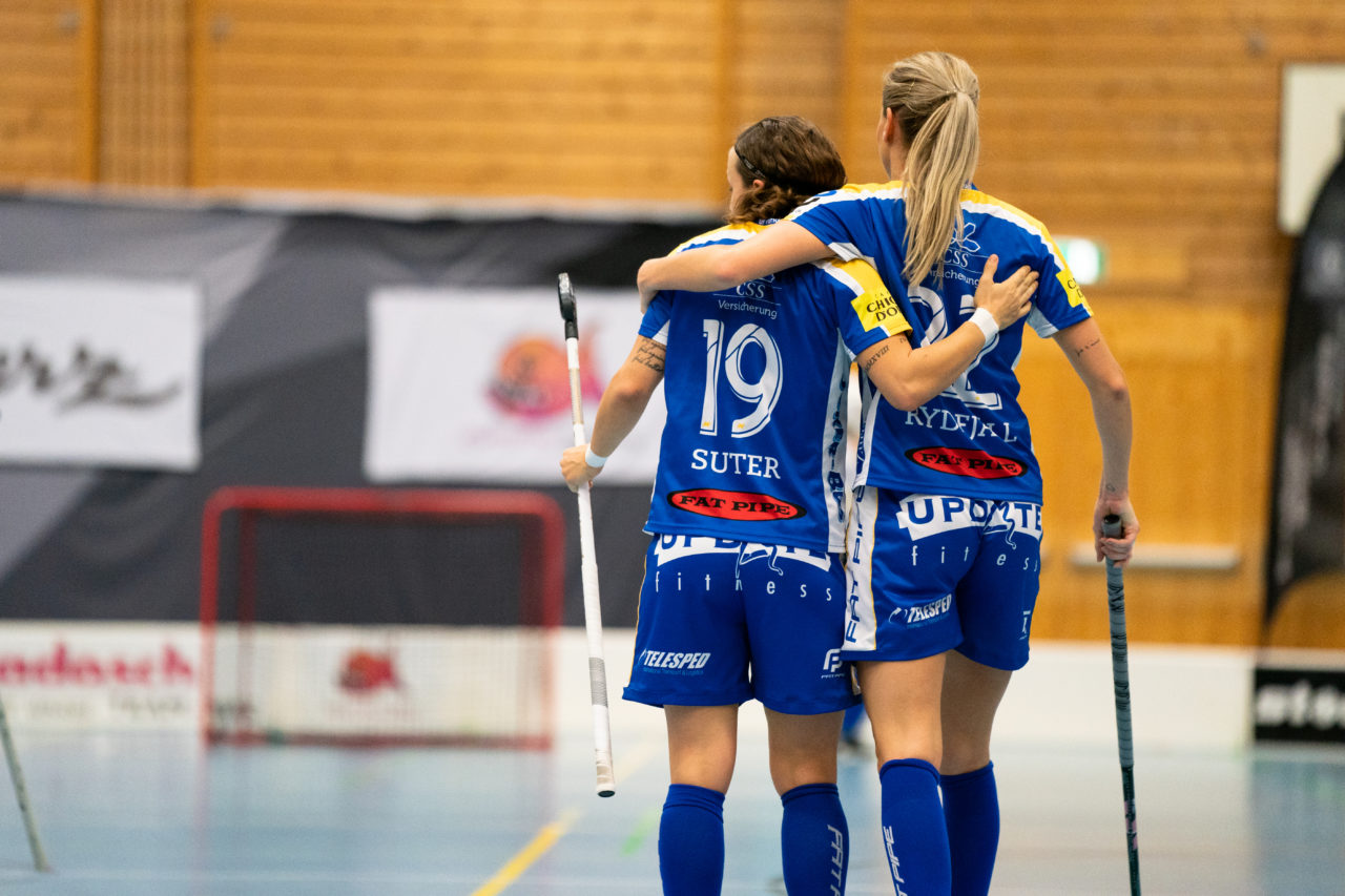Gewerbliche Berufsschule Chur (Chur), 03.11.2019, Unihockey Damen NLA 7. Runde, piranha chur - Kloten-Dietlikon Jets, Julia Suter (Nr. 19, Kloten-Dietlikon Jets) und Iza Rydfjäll (Nr. 22, Kloten-Dietlikon Jets) bejubel einen Treffer

(Claudio Schwarz, unihockey-fotos.ch)