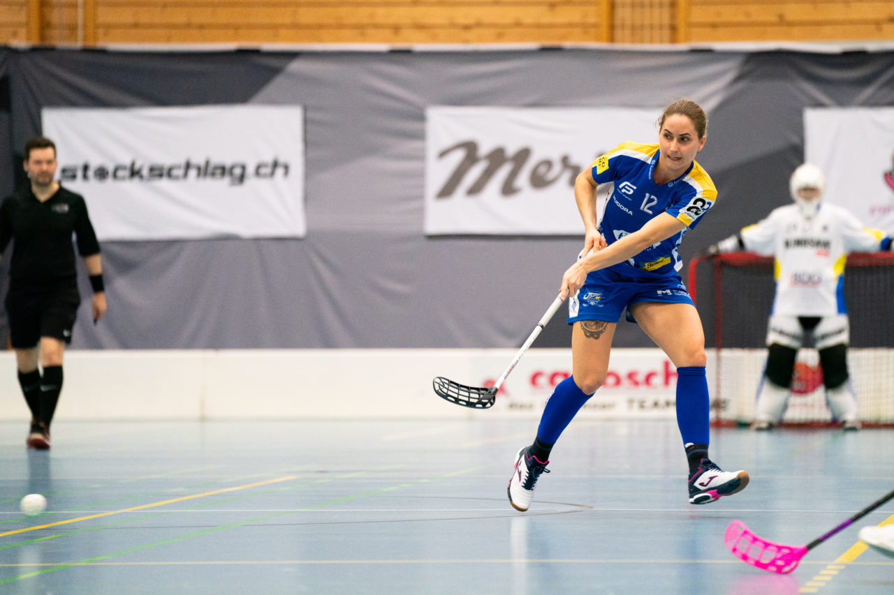 Gewerbliche Berufsschule Chur (Chur), 03.11.2019, Unihockey Damen NLA 7. Runde, piranha chur - Kloten-Dietlikon Jets, Tanja Stella (Nr. 12, Kloten-Dietlikon Jets) spielt den Ball

(Claudio Schwarz, unihockey-fotos.ch)