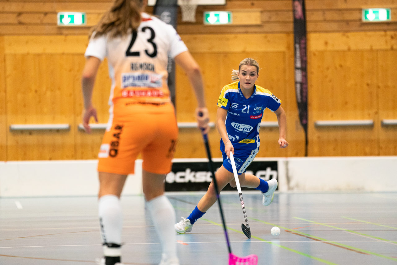 Gewerbliche Berufsschule Chur (Chur), 03.11.2019, Unihockey Damen NLA 7. Runde, piranha chur - Kloten-Dietlikon Jets, Alice Granstedt (Nr. 21, Kloten-Dietlikon Jets) am Ball

(Claudio Schwarz, unihockey-fotos.ch)