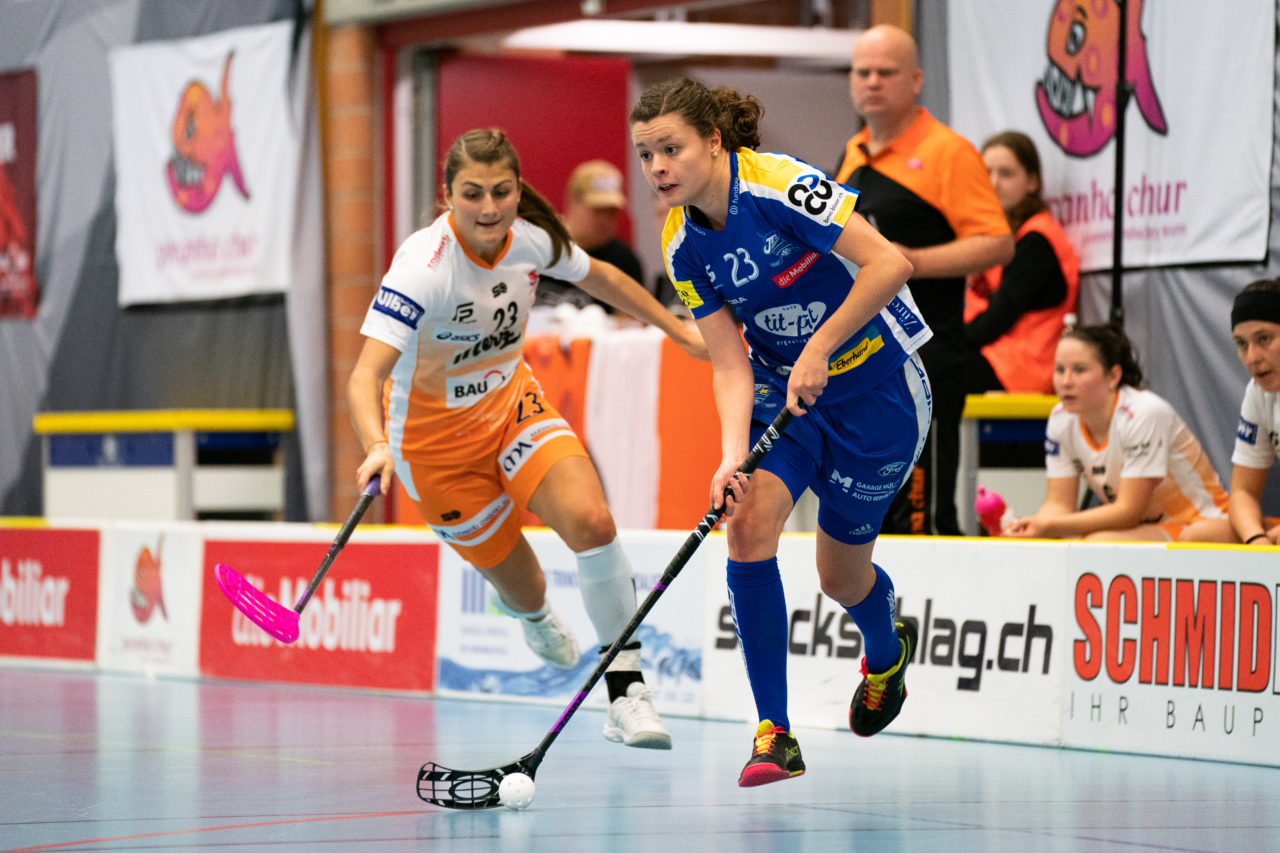 Gewerbliche Berufsschule Chur (Chur), 03.11.2019, Unihockey Damen NLA 7. Runde, piranha chur - Kloten-Dietlikon Jets, Isabelle Gerig (Nr. 23, Kloten-Dietlikon Jets) am Ball

(Claudio Schwarz, unihockey-fotos.ch)