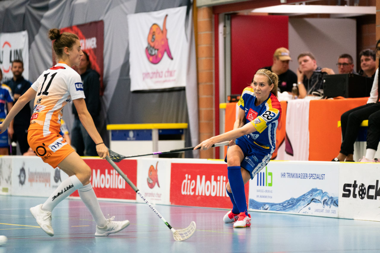 Gewerbliche Berufsschule Chur (Chur), 03.11.2019, Unihockey Damen NLA 7. Runde, piranha chur - Kloten-Dietlikon Jets, Michelle Wiki (Nr. 6, Kloten-Dietlikon Jets) spielt den Ball

(Claudio Schwarz, unihockey-fotos.ch)