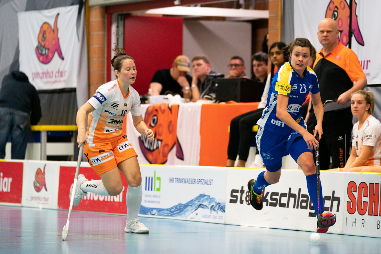 Gewerbliche Berufsschule Chur (Chur), 03.11.2019, Unihockey Damen NLA 7. Runde, piranha chur - Kloten-Dietlikon Jets, Isabelle Gerig (Nr. 23, Kloten-Dietlikon Jets) am Ball

(Claudio Schwarz, unihockey-fotos.ch)
