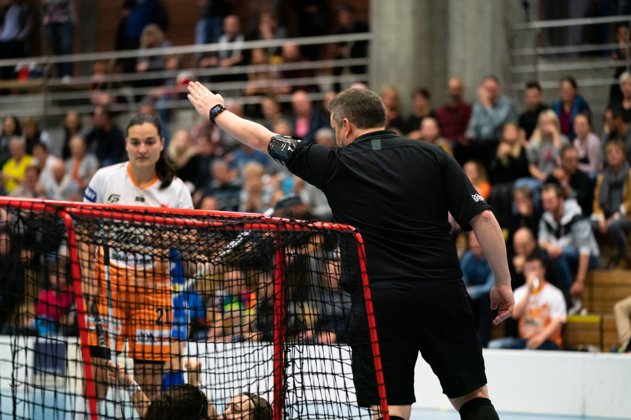 Gewerbliche Berufsschule Chur (Chur), 03.11.2019, Unihockey Damen NLA 7. Runde, piranha chur - Kloten-Dietlikon Jets, der Schiedsrichter zeigt Tor für die Jets an

(Claudio Schwarz, unihockey-fotos.ch)