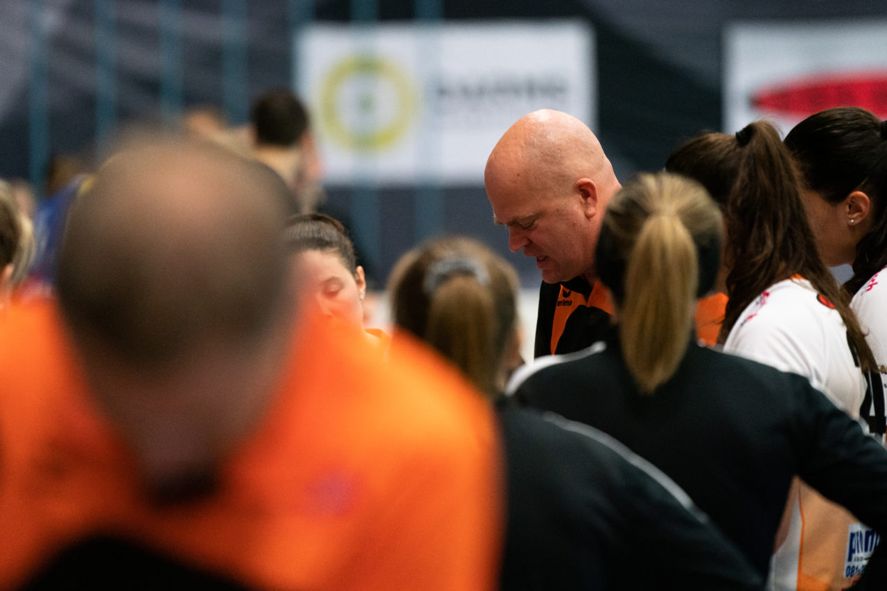 Gewerbliche Berufsschule Chur (Chur), 03.11.2019, Unihockey Damen NLA 7. Runde, piranha chur - Kloten-Dietlikon Jets, Mark van Rooden gibt Anweisungen

(Claudio Schwarz, unihockey-fotos.ch)