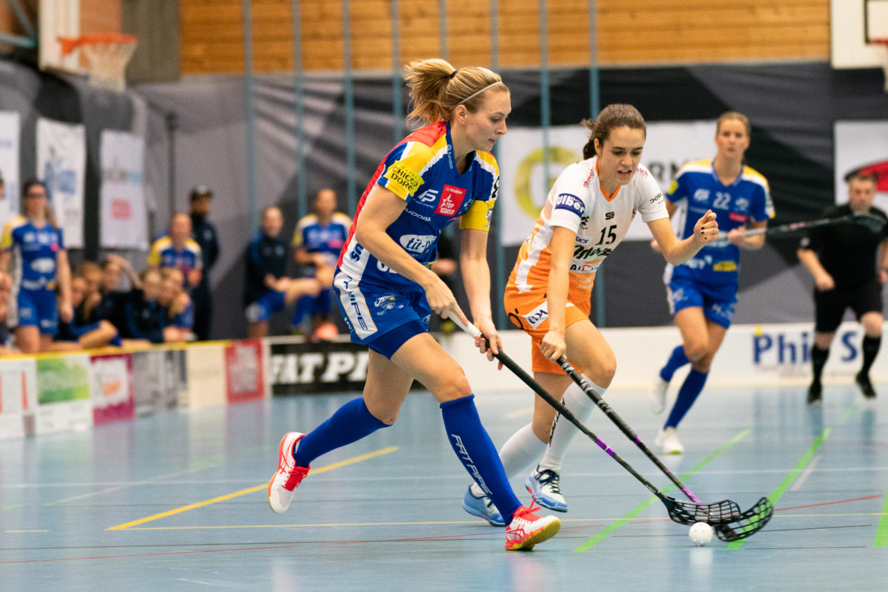 Gewerbliche Berufsschule Chur (Chur), 03.11.2019, Unihockey Damen NLA 7. Runde, piranha chur - Kloten-Dietlikon Jets, Michelle Wiki (Nr. 6, Kloten-Dietlikon Jets) wird von Livia Danuser (Nr. 15, piranha chur) gestört

(Claudio Schwarz, unihockey-fotos.ch)