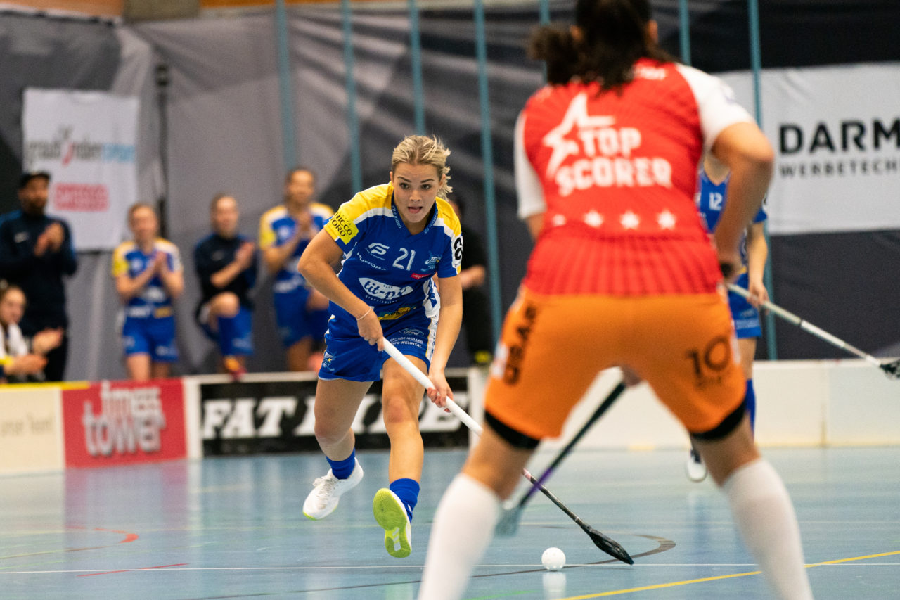 Gewerbliche Berufsschule Chur (Chur), 03.11.2019, Unihockey Damen NLA 7. Runde, piranha chur - Kloten-Dietlikon Jets, Alice Granstedt (Nr. 21, Kloten-Dietlikon Jets) spielt den Ball

(Claudio Schwarz, unihockey-fotos.ch)