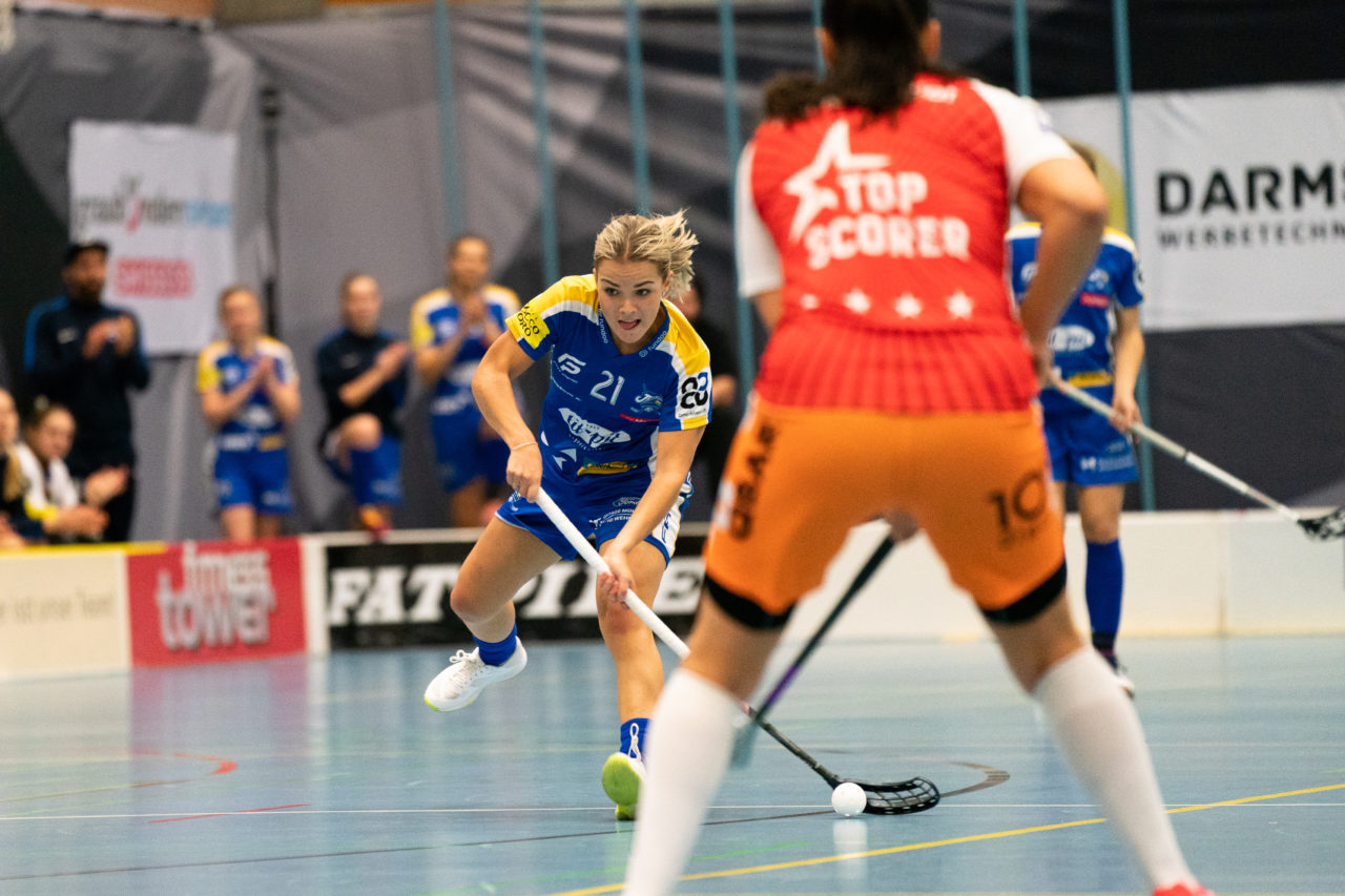 Gewerbliche Berufsschule Chur (Chur), 03.11.2019, Unihockey Damen NLA 7. Runde, piranha chur - Kloten-Dietlikon Jets, Alice Granstedt (Nr. 21, Kloten-Dietlikon Jets) spielt den Ball

(Claudio Schwarz, unihockey-fotos.ch)