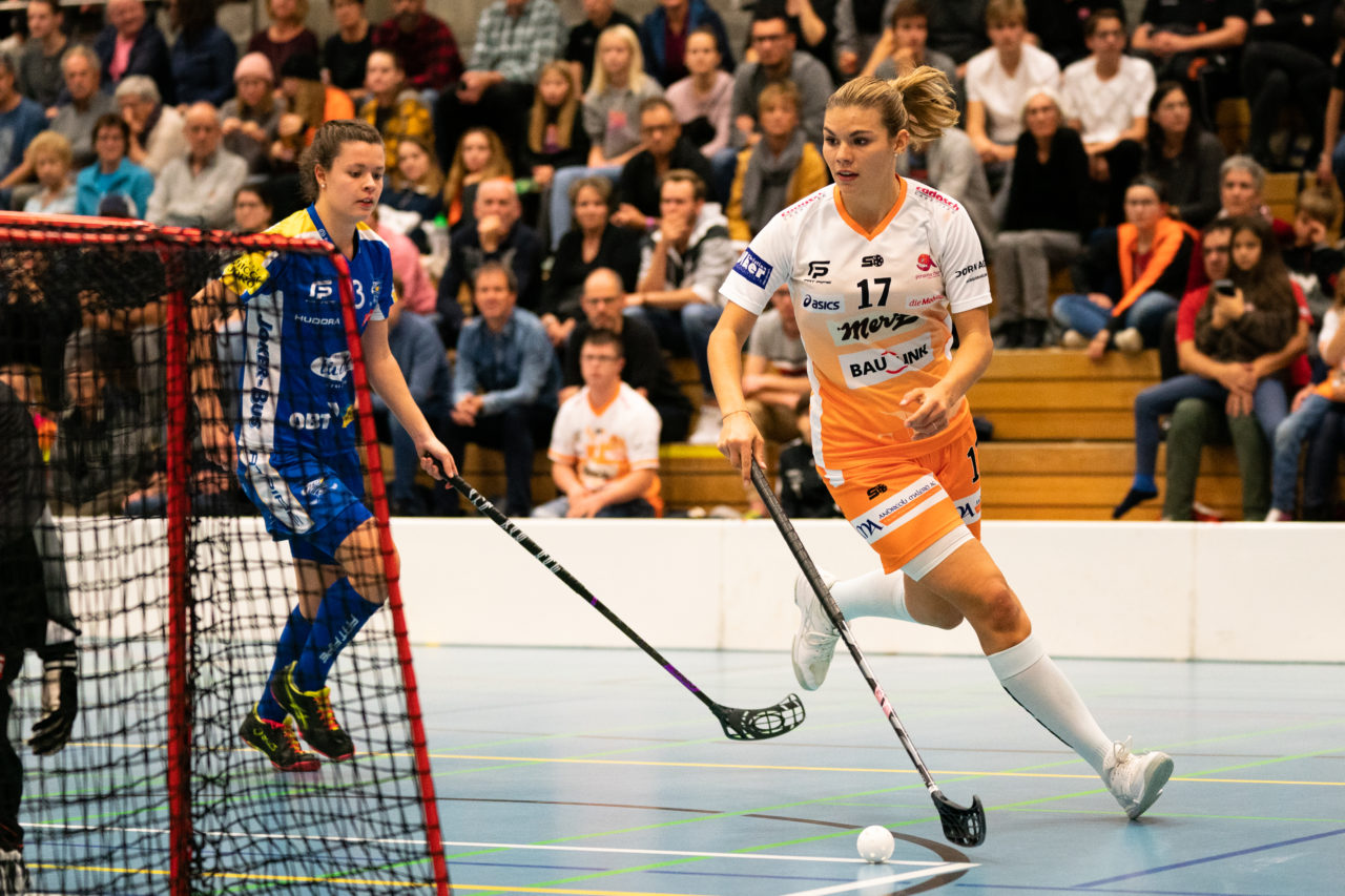 Gewerbliche Berufsschule Chur (Chur), 03.11.2019, Unihockey Damen NLA 7. Runde, piranha chur - Kloten-Dietlikon Jets, Luana Rensch (Nr. 17, piranha chur) am Ball

(Claudio Schwarz, unihockey-fotos.ch)