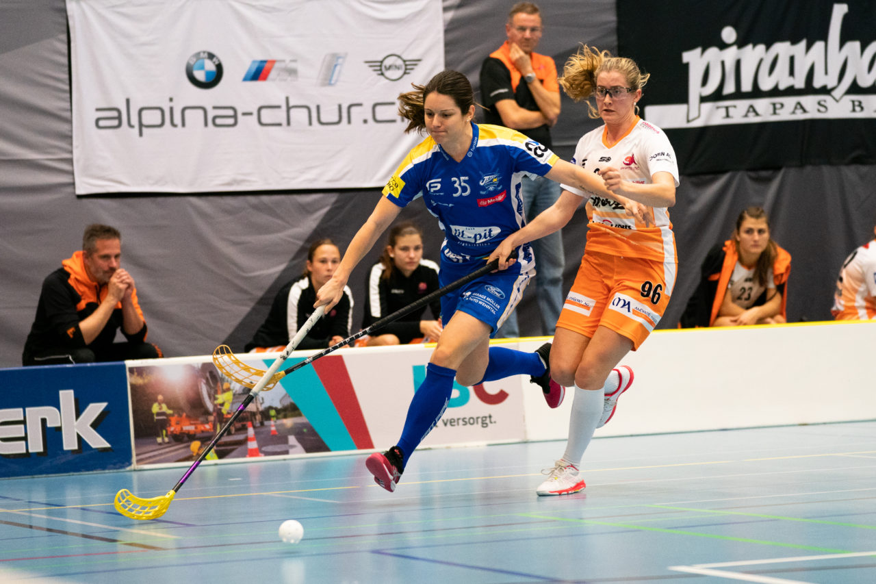 Gewerbliche Berufsschule Chur (Chur), 03.11.2019, Unihockey Damen NLA 7. Runde, piranha chur - Kloten-Dietlikon Jets, Christelle Wohlhauser (Nr. 35, Kloten-Dietlikon Jets) im Zweikampf mit Chiara Gredig (Nr. 96, piranha chur)

(Claudio Schwarz, unihockey-fotos.ch)