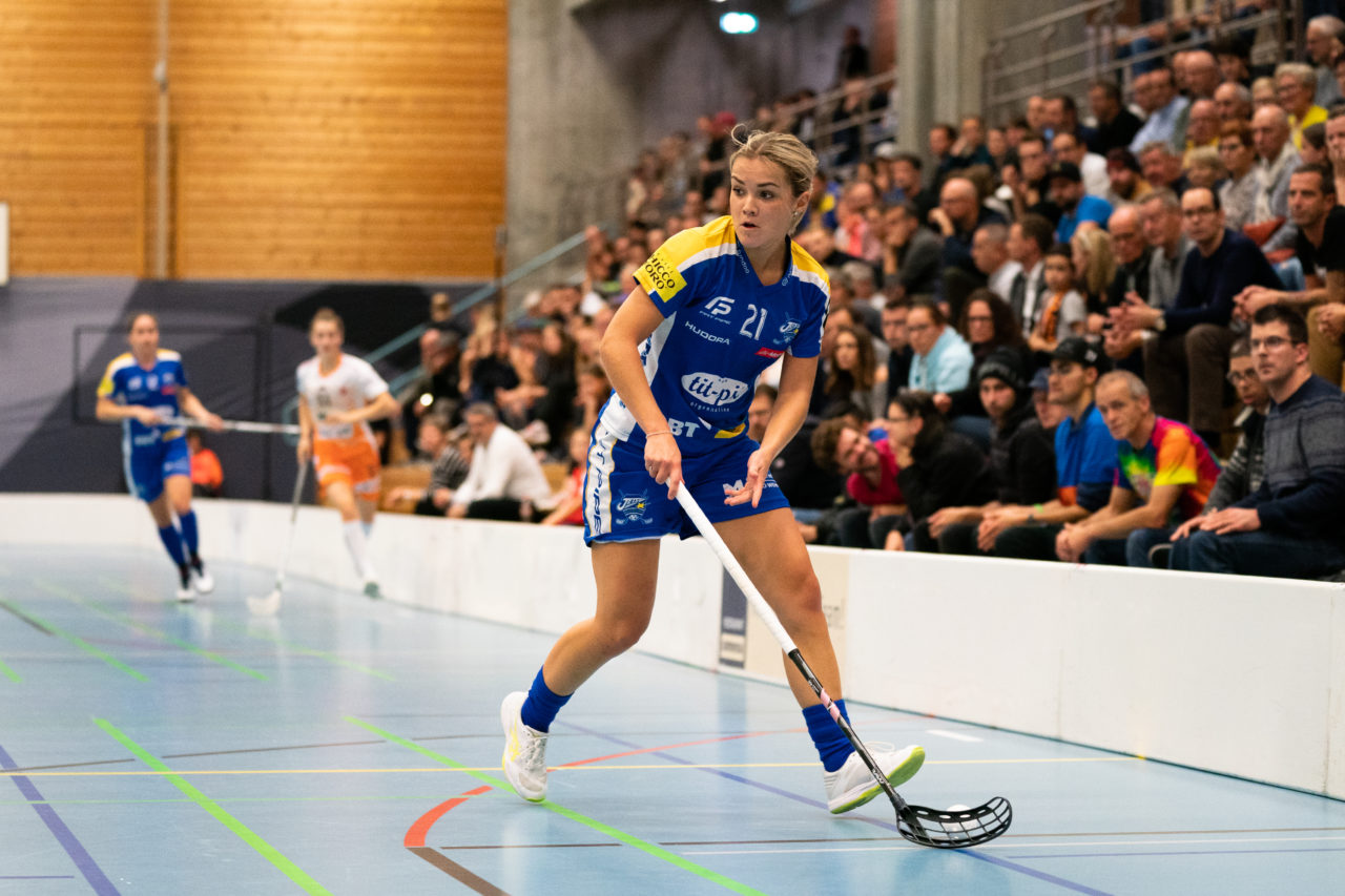 Gewerbliche Berufsschule Chur (Chur), 03.11.2019, Unihockey Damen NLA 7. Runde, piranha chur - Kloten-Dietlikon Jets, Alice Granstedt (Nr. 21, Kloten-Dietlikon Jets) am Ball

(Claudio Schwarz, unihockey-fotos.ch)