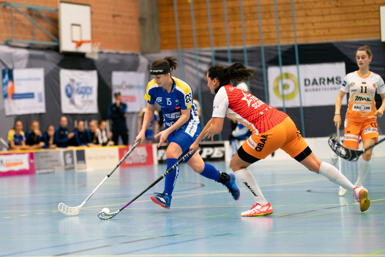 Gewerbliche Berufsschule Chur (Chur), 03.11.2019, Unihockey Damen NLA 7. Runde, piranha chur - Kloten-Dietlikon Jets, Natalie Martinakova (Nr. 15, Kloten-Dietlikon Jets) am Ball

(Claudio Schwarz, unihockey-fotos.ch)