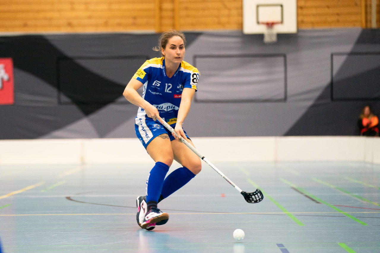 Gewerbliche Berufsschule Chur (Chur), 03.11.2019, Unihockey Damen NLA 7. Runde, piranha chur - Kloten-Dietlikon Jets, Tanja Stella (Nr. 12, Kloten-Dietlikon Jets) spielt den Ball

(Claudio Schwarz, unihockey-fotos.ch)