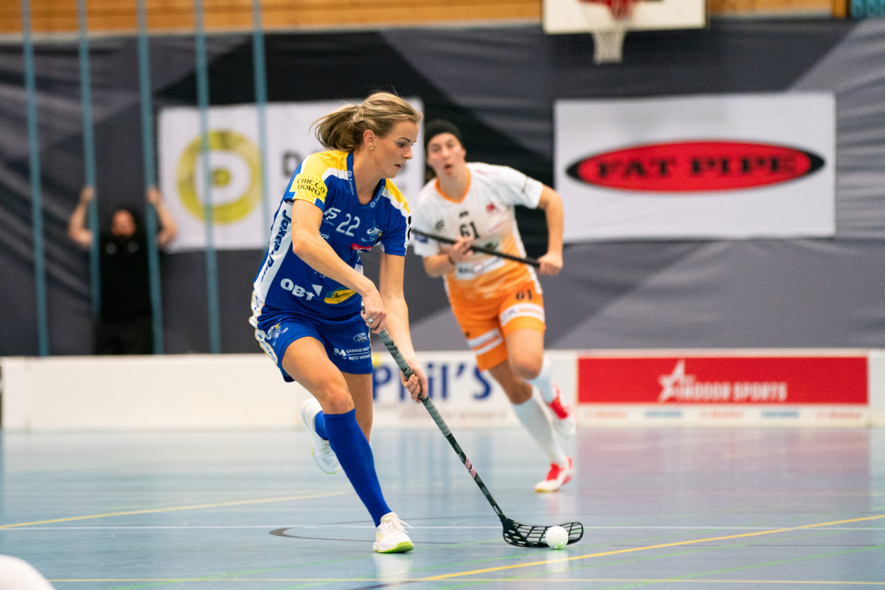 Gewerbliche Berufsschule Chur (Chur), 03.11.2019, Unihockey Damen NLA 7. Runde, piranha chur - Kloten-Dietlikon Jets, Iza Rydfjäll (Nr. 22, Kloten-Dietlikon Jets) am Ball

(Claudio Schwarz, unihockey-fotos.ch)