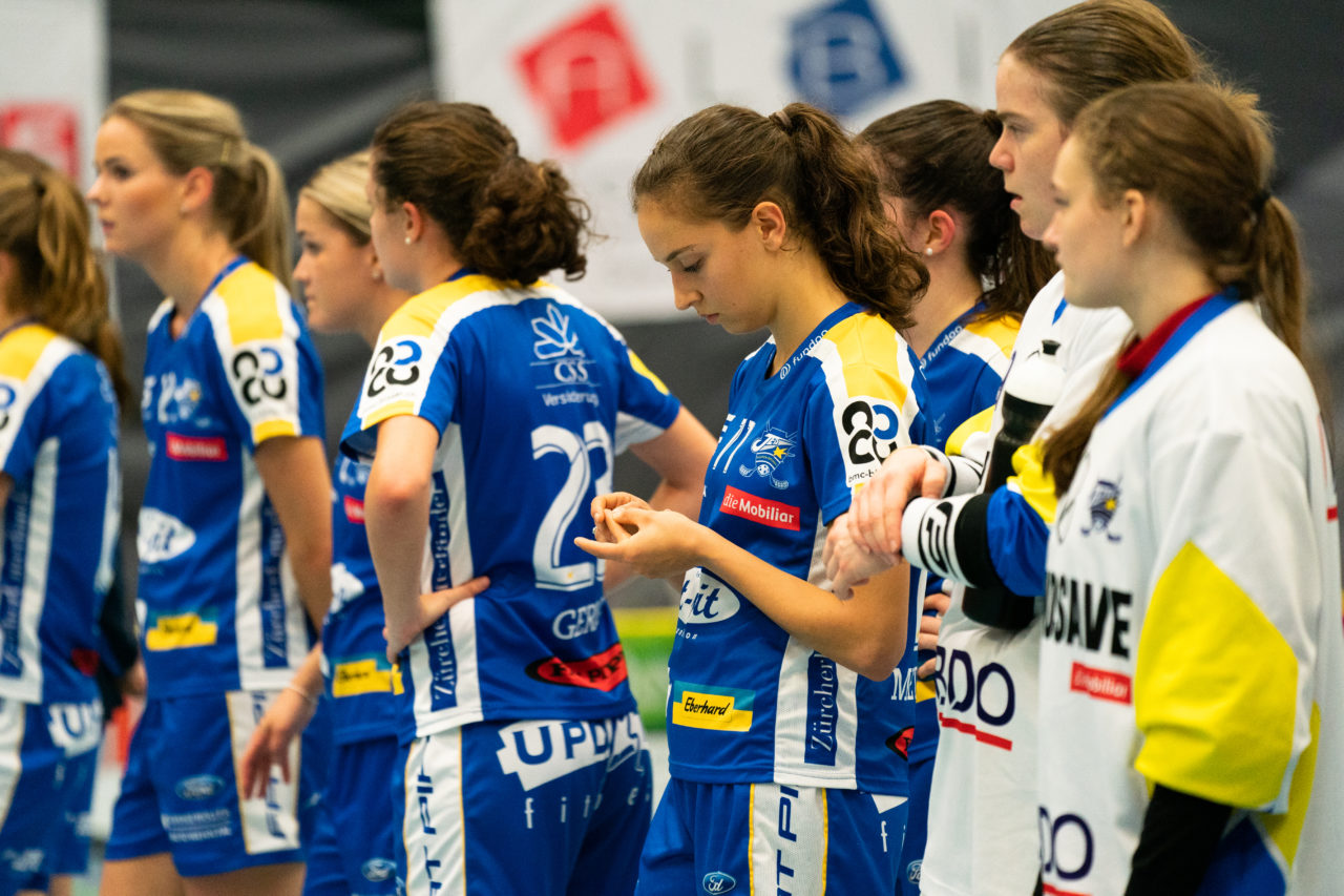 Gewerbliche Berufsschule Chur (Chur), 03.11.2019, Unihockey Damen NLA 7. Runde, piranha chur - Kloten-Dietlikon Jets, Ratlosigkeit bei Nina Metzger (Nr. 71, Kloten-Dietlikon Jets)

(Claudio Schwarz, unihockey-fotos.ch)