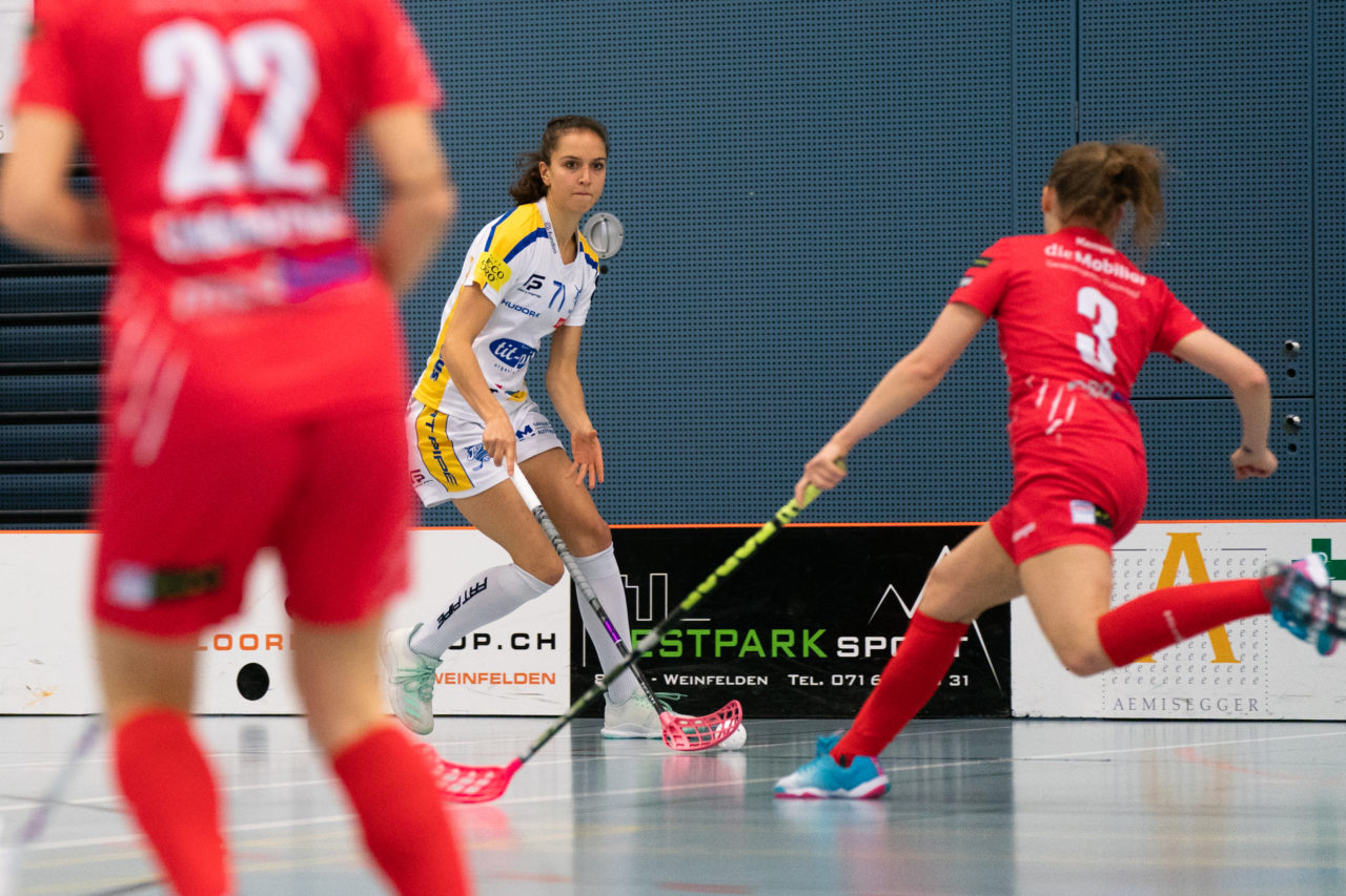 Damen NLA Runde 13, Switzerland: 22.12.2019, Frauenfeld, Kantihalle Frauenfeld, Nina Metzger (Nr. 71, Kloten-Dietlikon Jets) am Ball

Claudio Schwarz, unihockey-fotos.ch