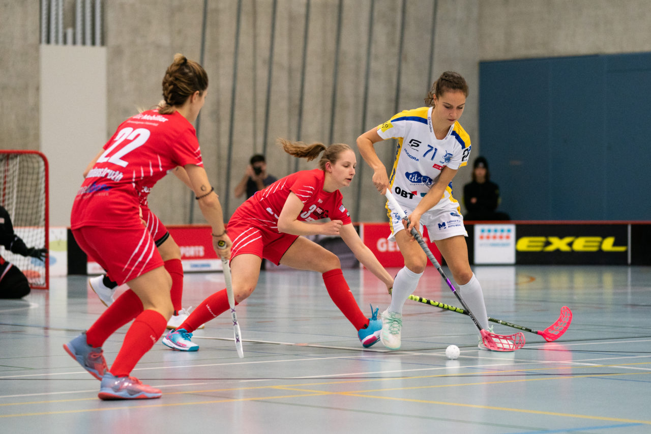Damen NLA Runde 13, Switzerland: 22.12.2019, Frauenfeld, Kantihalle Frauenfeld, Nina Metzger (Nr. 71, Kloten-Dietlikon Jets) am Ball

Claudio Schwarz, unihockey-fotos.ch