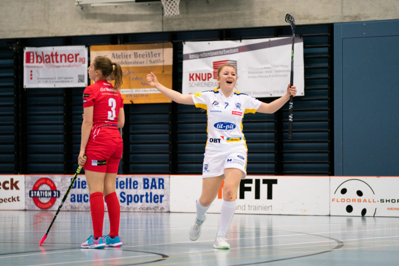 Damen NLA Runde 13, Switzerland: 22.12.2019, Frauenfeld, Kantihalle Frauenfeld, Rahel Rieder (Nr. 7, Kloten-Dietlikon Jets) bejubelt ihren Treffer

Claudio Schwarz, unihockey-fotos.ch
