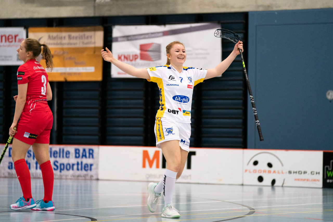 Damen NLA Runde 13, Switzerland: 22.12.2019, Frauenfeld, Kantihalle Frauenfeld, Rahel Rieder (Nr. 7, Kloten-Dietlikon Jets) bejubelt ihren Treffer

Claudio Schwarz, unihockey-fotos.ch