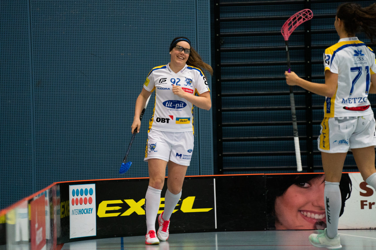 Damen NLA Runde 13, Switzerland: 22.12.2019, Frauenfeld, Kantihalle Frauenfeld, Tanja Bühler (Nr. 92, Kloten-Dietlikon Jets) bejubelt ihren Treffer

Claudio Schwarz, unihockey-fotos.ch