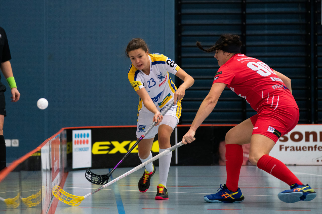 Damen NLA Runde 13, Switzerland: 22.12.2019, Frauenfeld, Kantihalle Frauenfeld, Isabelle Gerig (Nr. 23, Kloten-Dietlikon Jets) spielt den Ball

Claudio Schwarz, unihockey-fotos.ch