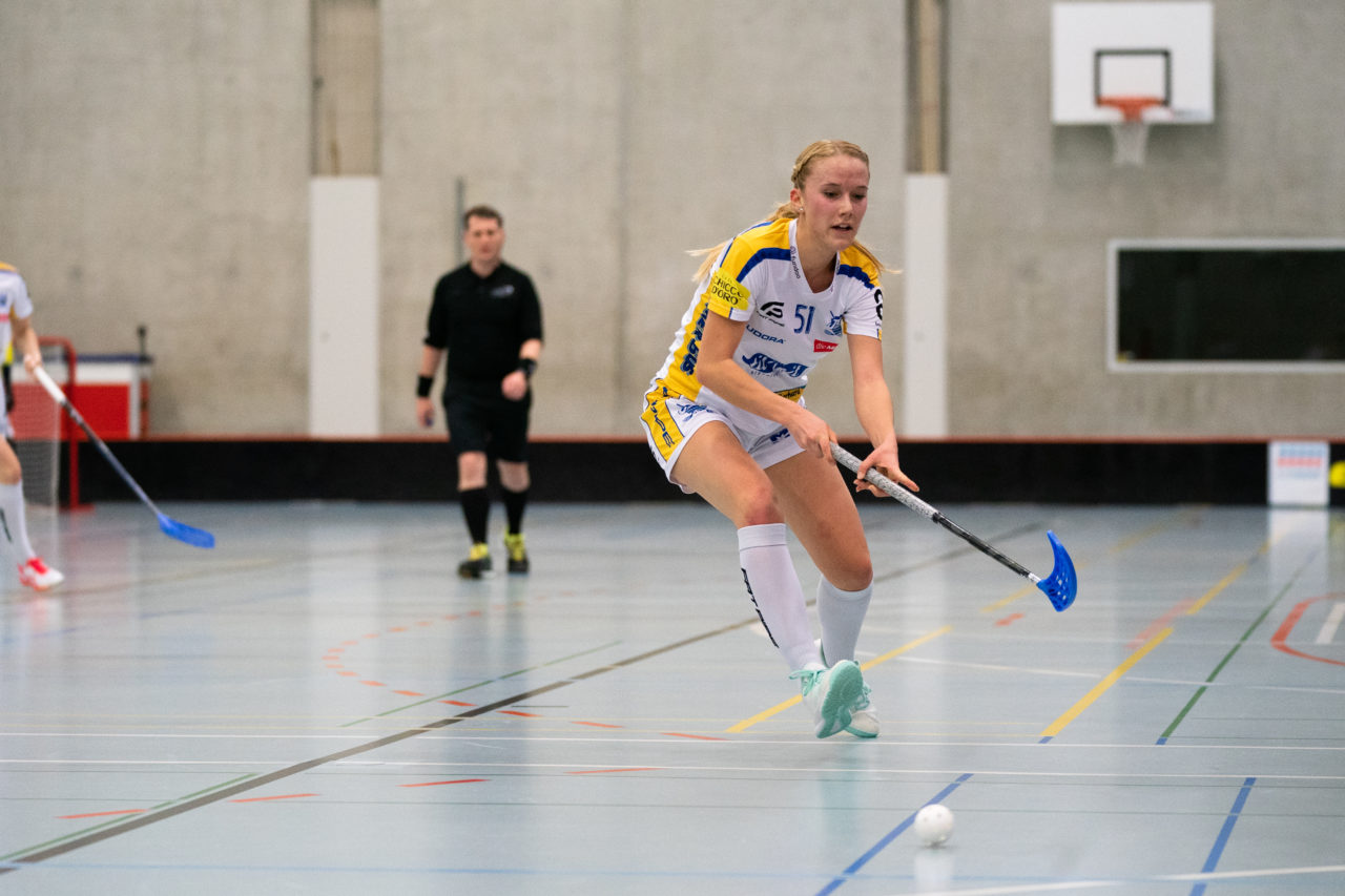 Damen NLA Runde 13, Switzerland: 22.12.2019, Frauenfeld, Kantihalle Frauenfeld, Sereina Zwissler (Nr. 51, Kloten-Dietlikon Jets) spielt den Ball

Claudio Schwarz, unihockey-fotos.ch