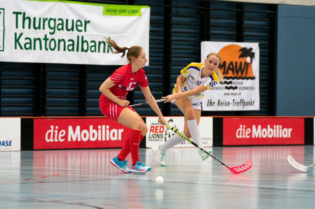 Damen NLA Runde 13, Switzerland: 22.12.2019, Frauenfeld, Kantihalle Frauenfeld, Sereina Zwissler (Nr. 51, Kloten-Dietlikon Jets) spielt den Ball

Claudio Schwarz, unihockey-fotos.ch