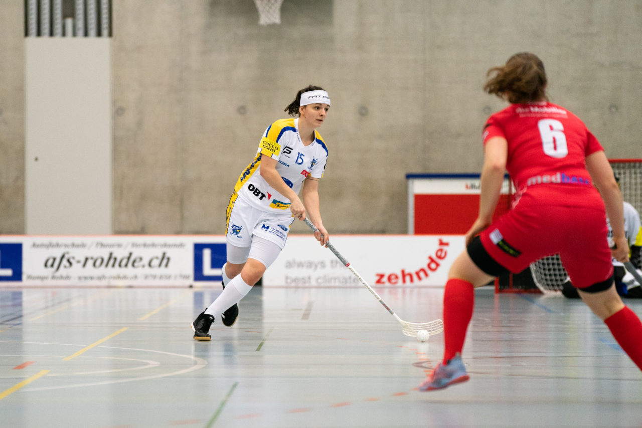 Damen NLA Runde 13, Switzerland: 22.12.2019, Frauenfeld, Kantihalle Frauenfeld, Natalie Martinakova (Nr. 15, Kloten-Dietlikon Jets) am Ball

Claudio Schwarz, unihockey-fotos.ch