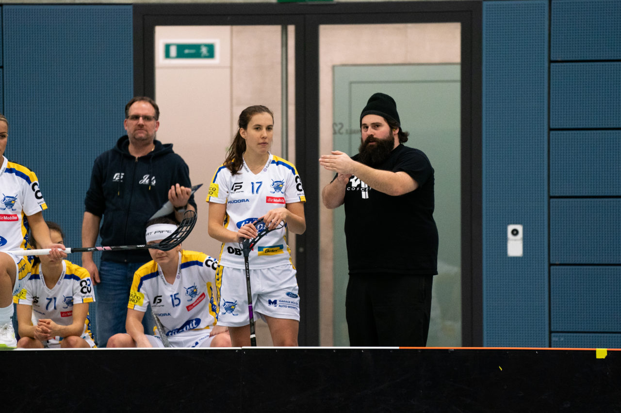 Damen NLA Runde 13, Switzerland: 22.12.2019, Frauenfeld, Kantihalle Frauenfeld, Rico Polo im Gespräch mit Evelyne Ackermann (Nr. 17, Kloten-Dietlikon Jets)

Claudio Schwarz, unihockey-fotos.ch