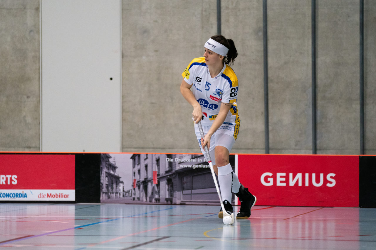 Damen NLA Runde 13, Switzerland: 22.12.2019, Frauenfeld, Kantihalle Frauenfeld, Natalie Martinakova (Nr. 15, Kloten-Dietlikon Jets) am Ball

Claudio Schwarz, unihockey-fotos.ch