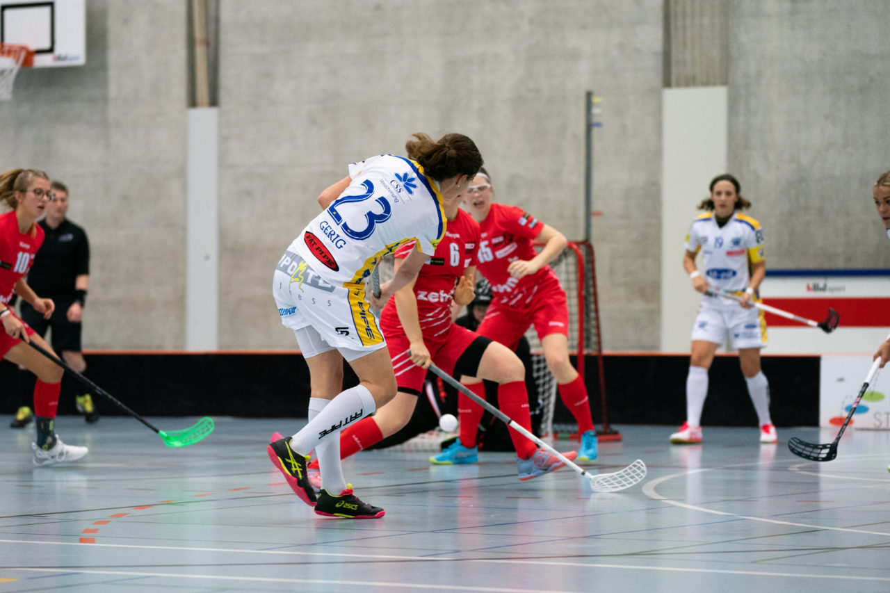 Damen NLA Runde 13, Switzerland: 22.12.2019, Frauenfeld, Kantihalle Frauenfeld, Isabelle Gerig (Nr. 23, Kloten-Dietlikon Jets) schiesst

Claudio Schwarz, unihockey-fotos.ch