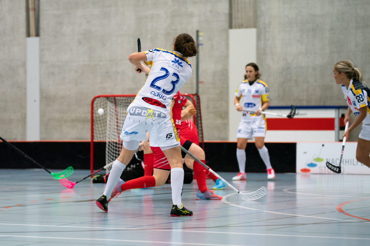 Damen NLA Runde 13, Switzerland: 22.12.2019, Frauenfeld, Kantihalle Frauenfeld, Isabelle Gerig (Nr. 23, Kloten-Dietlikon Jets) trifft nur den Pfosten

Claudio Schwarz, unihockey-fotos.ch