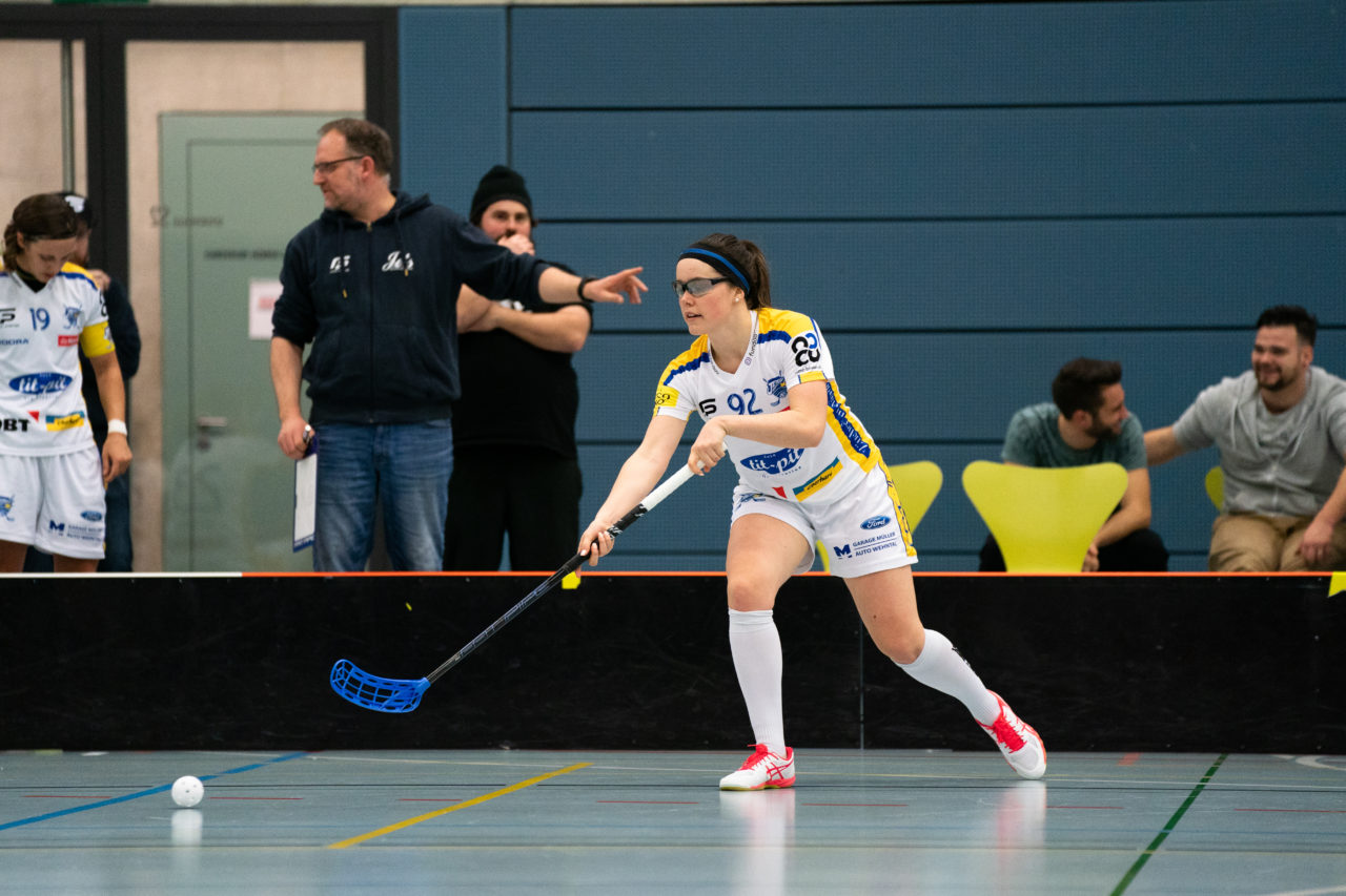 Damen NLA Runde 13, Switzerland: 22.12.2019, Frauenfeld, Kantihalle Frauenfeld, Tanja Bühler (Nr. 92, Kloten-Dietlikon Jets) spielt den Ball

Claudio Schwarz, unihockey-fotos.ch