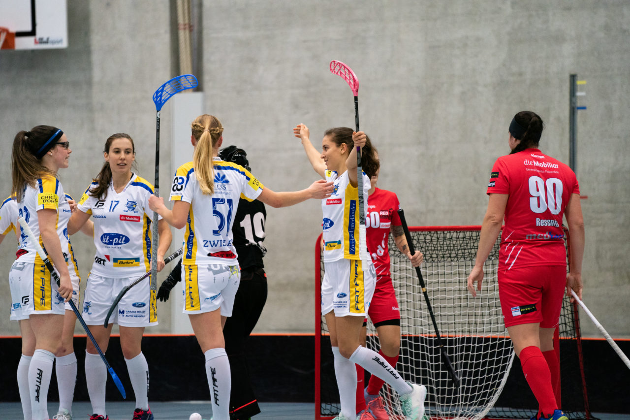 Damen NLA Runde 13, Switzerland: 22.12.2019, Frauenfeld, Kantihalle Frauenfeld, Nina Metzger (Nr. 71, Kloten-Dietlikon Jets) bejubelt ihren Treffer

Claudio Schwarz, unihockey-fotos.ch