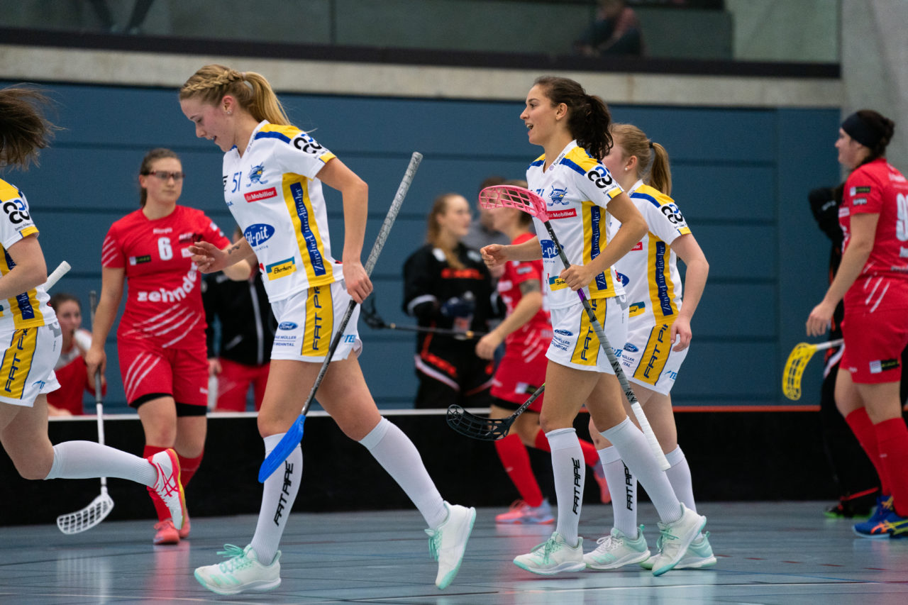 Damen NLA Runde 13, Switzerland: 22.12.2019, Frauenfeld, Kantihalle Frauenfeld, Nina Metzger (Nr. 71, Kloten-Dietlikon Jets) freut sich über ihren Treffer

Claudio Schwarz, unihockey-fotos.ch