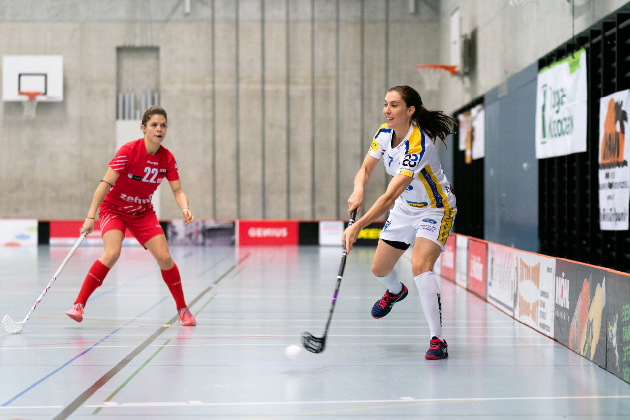 Damen NLA Runde 13, Switzerland: 22.12.2019, Frauenfeld, Kantihalle Frauenfeld, Evelyne Ackermann (Nr. 17, Kloten-Dietlikon Jets) spielt den Ball

Claudio Schwarz, unihockey-fotos.ch