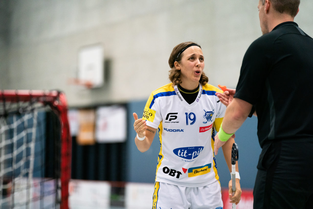 Damen NLA Runde 13, Switzerland: 22.12.2019, Frauenfeld, Kantihalle Frauenfeld, Julia Suter (Nr. 19, Kloten-Dietlikon Jets) im Gespräch mit dem Schiedsrichter

Claudio Schwarz, unihockey-fotos.ch