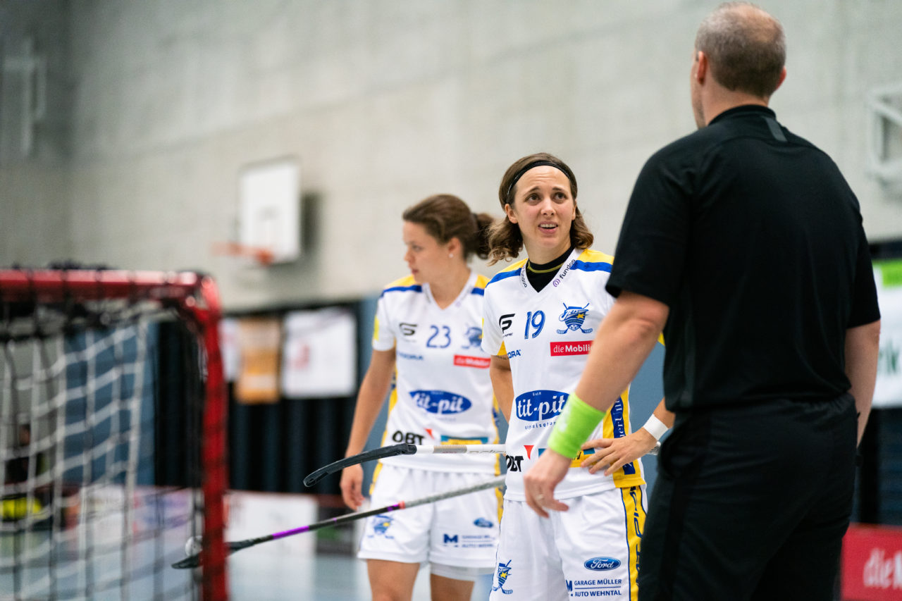 Damen NLA Runde 13, Switzerland: 22.12.2019, Frauenfeld, Kantihalle Frauenfeld, Julia Suter (Nr. 19, Kloten-Dietlikon Jets) im Gespräch mit dem Schiedsrichter

Claudio Schwarz, unihockey-fotos.ch