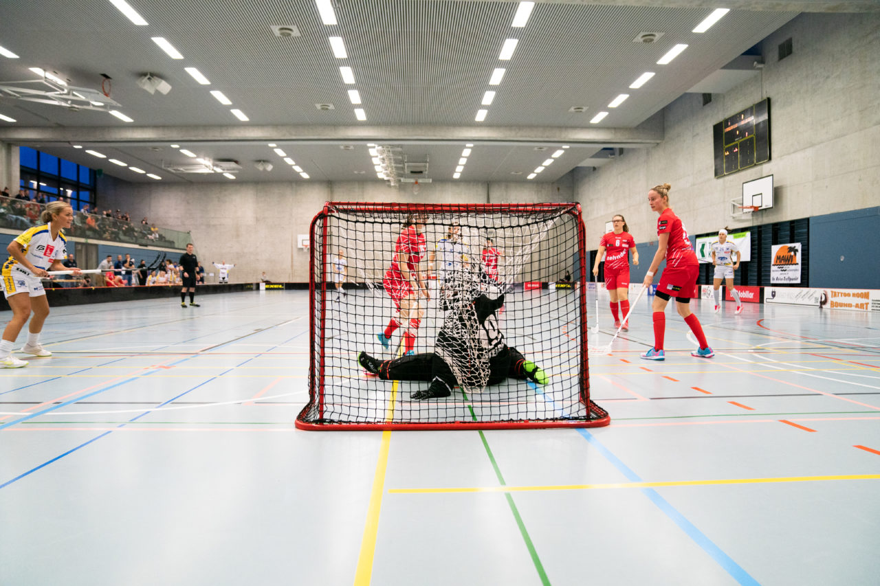 Damen NLA Runde 13, Switzerland: 22.12.2019, Frauenfeld, Kantihalle Frauenfeld, Julia Suter (Nr. 19, Kloten-Dietlikon Jets) trifft

Claudio Schwarz, unihockey-fotos.ch