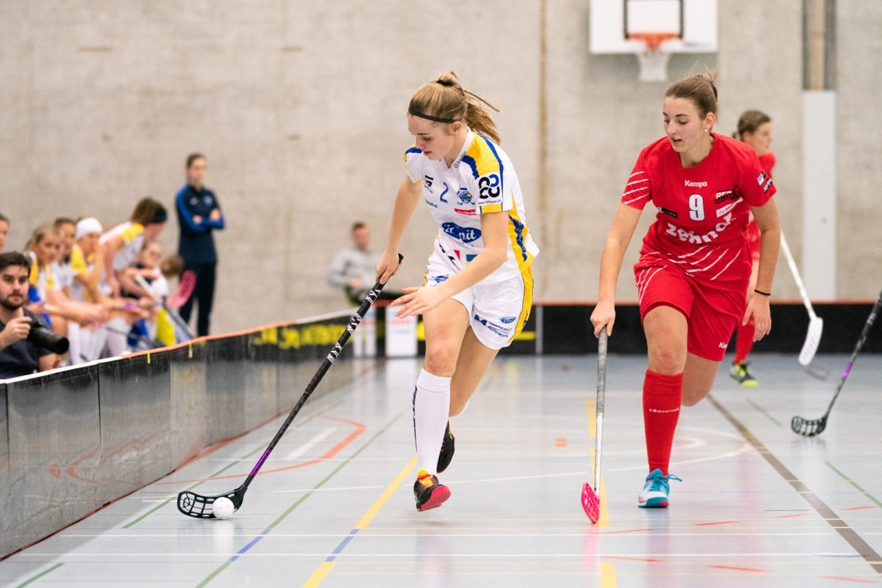 Damen NLA Runde 13, Switzerland: 22.12.2019, Frauenfeld, Kantihalle Frauenfeld, Leonie Wieland (Nr. 2, Kloten-Dietlikon Jets) im Laufduell mit Anina Beck (Nr. 52, UH Red Lions Frauenfeld)

Claudio Schwarz, unihockey-fotos.ch