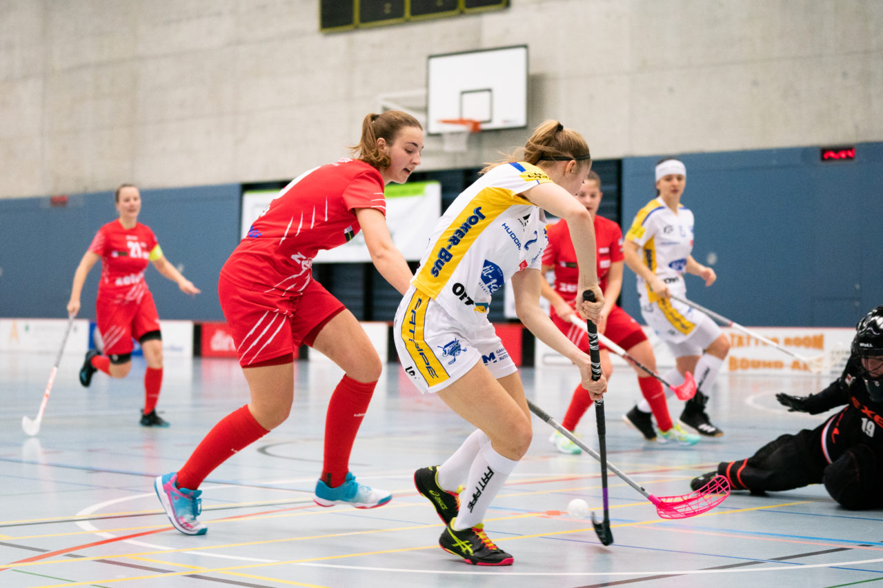 Damen NLA Runde 13, Switzerland: 22.12.2019, Frauenfeld, Kantihalle Frauenfeld, Leonie Wieland (Nr. 2, Kloten-Dietlikon Jets) im Laufduell mit Anina Beck (Nr. 9, UH Red Lions Frauenfeld)

Claudio Schwarz, unihockey-fotos.ch