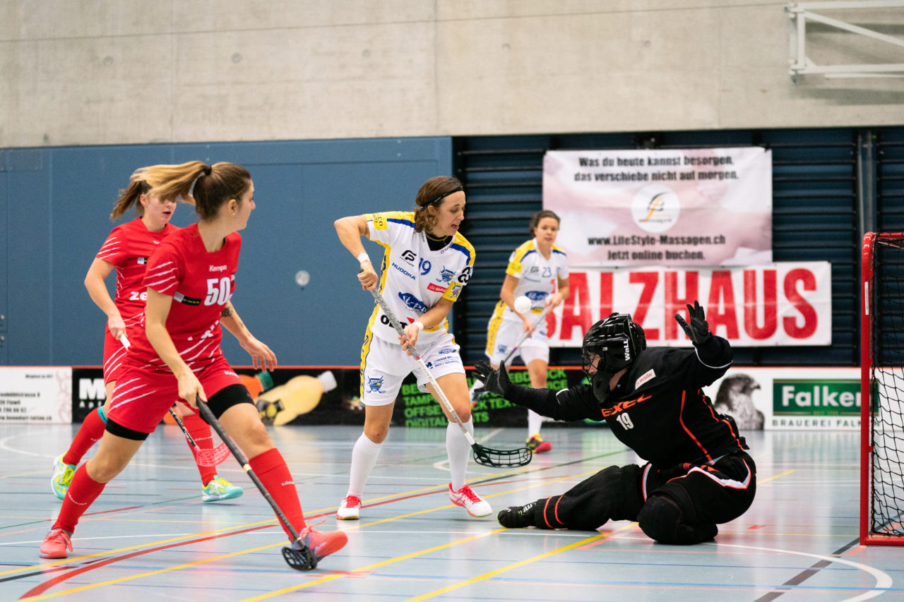 Damen NLA Runde 13, Switzerland: 22.12.2019, Frauenfeld, Kantihalle Frauenfeld, Julia Suter (Nr. 19, Kloten-Dietlikon Jets) verpasst vor dem Tor

Claudio Schwarz, unihockey-fotos.ch