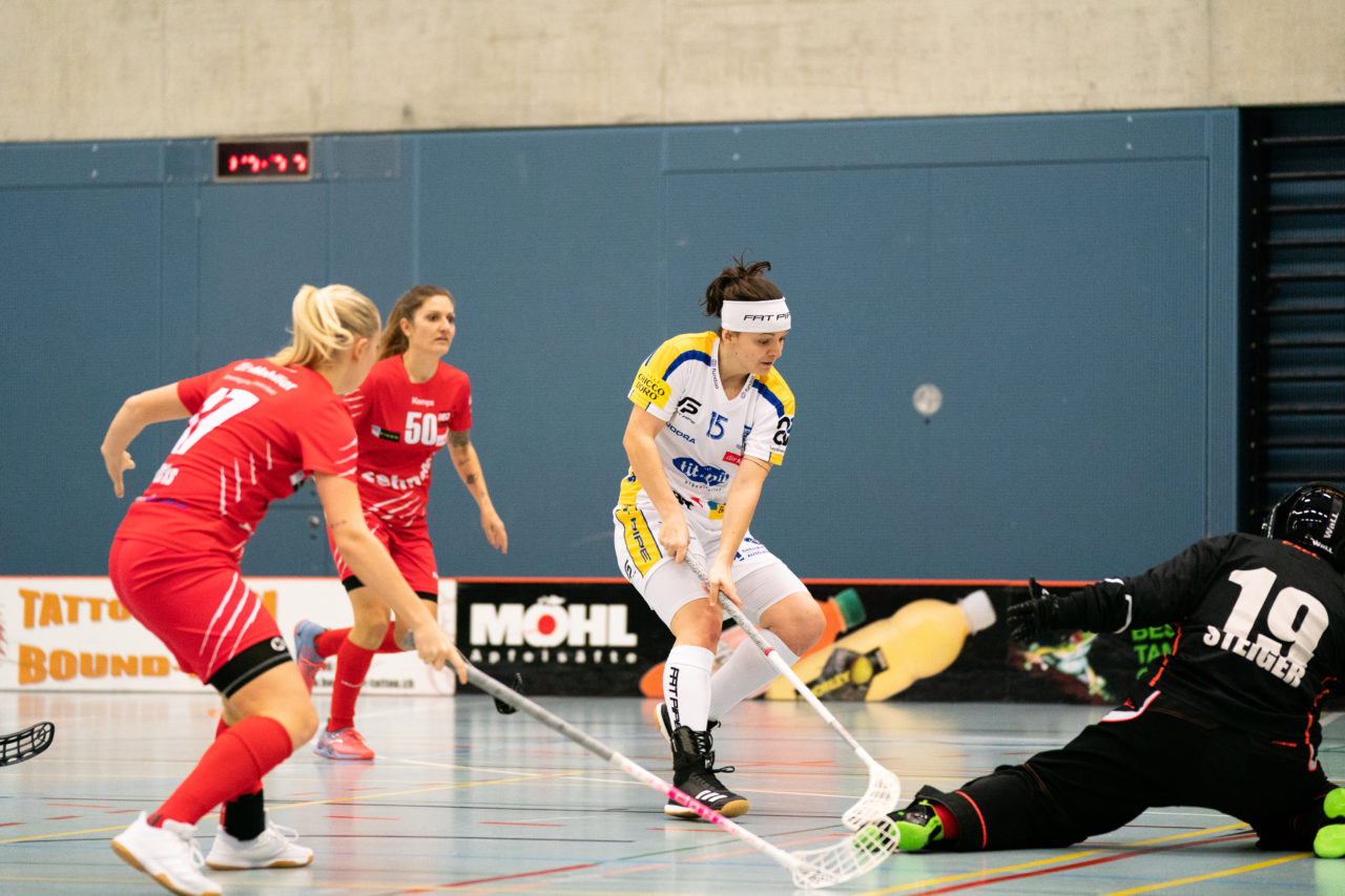 Damen NLA Runde 13, Switzerland: 22.12.2019, Frauenfeld, Kantihalle Frauenfeld, Natalie Martinakova (Nr. 15, Kloten-Dietlikon Jets) zeigt einen Trick

Claudio Schwarz, unihockey-fotos.ch