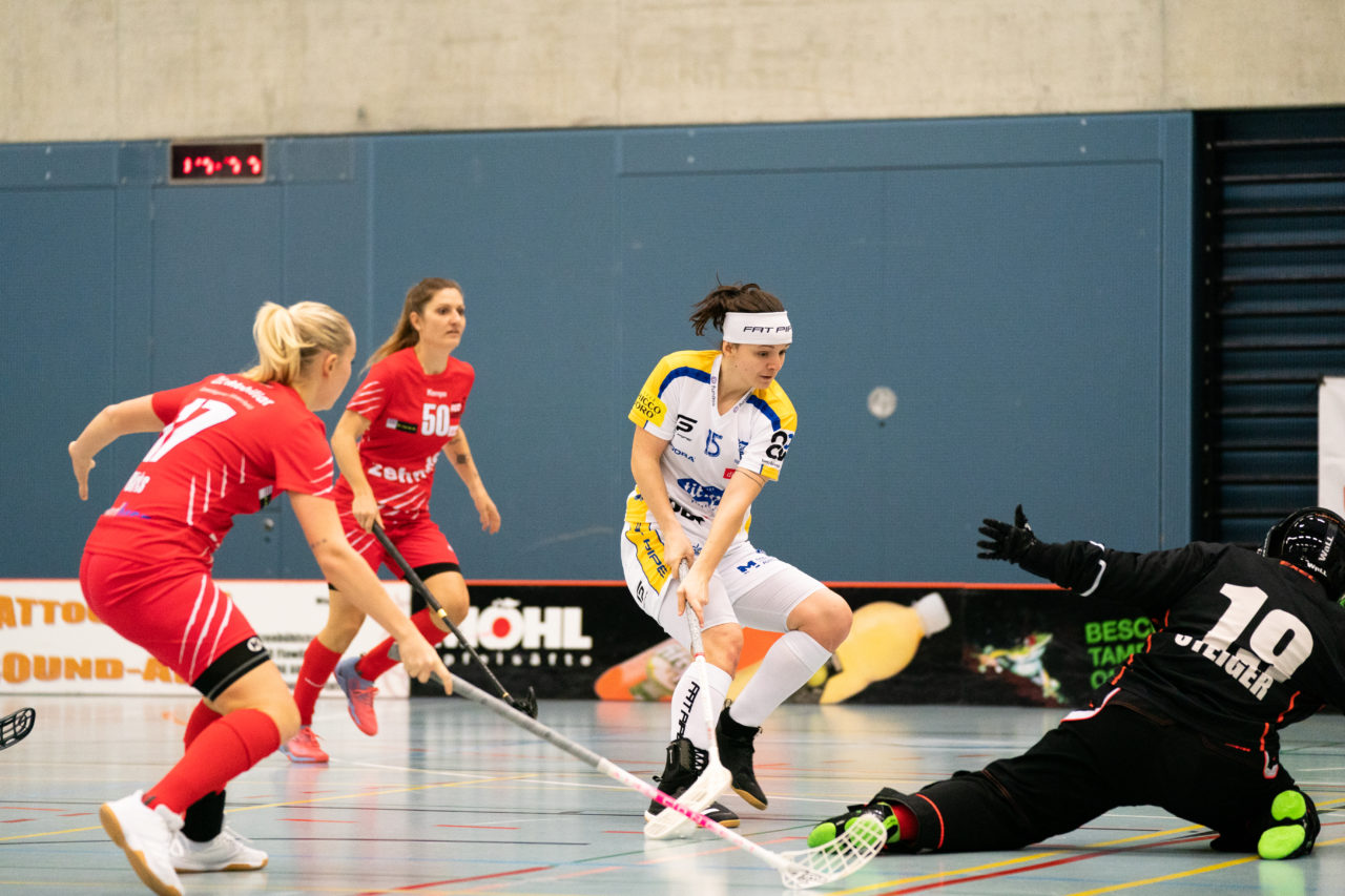 Damen NLA Runde 13, Switzerland: 22.12.2019, Frauenfeld, Kantihalle Frauenfeld, Natalie Martinakova (Nr. 15, Kloten-Dietlikon Jets) zeigt einen Trick

Claudio Schwarz, unihockey-fotos.ch